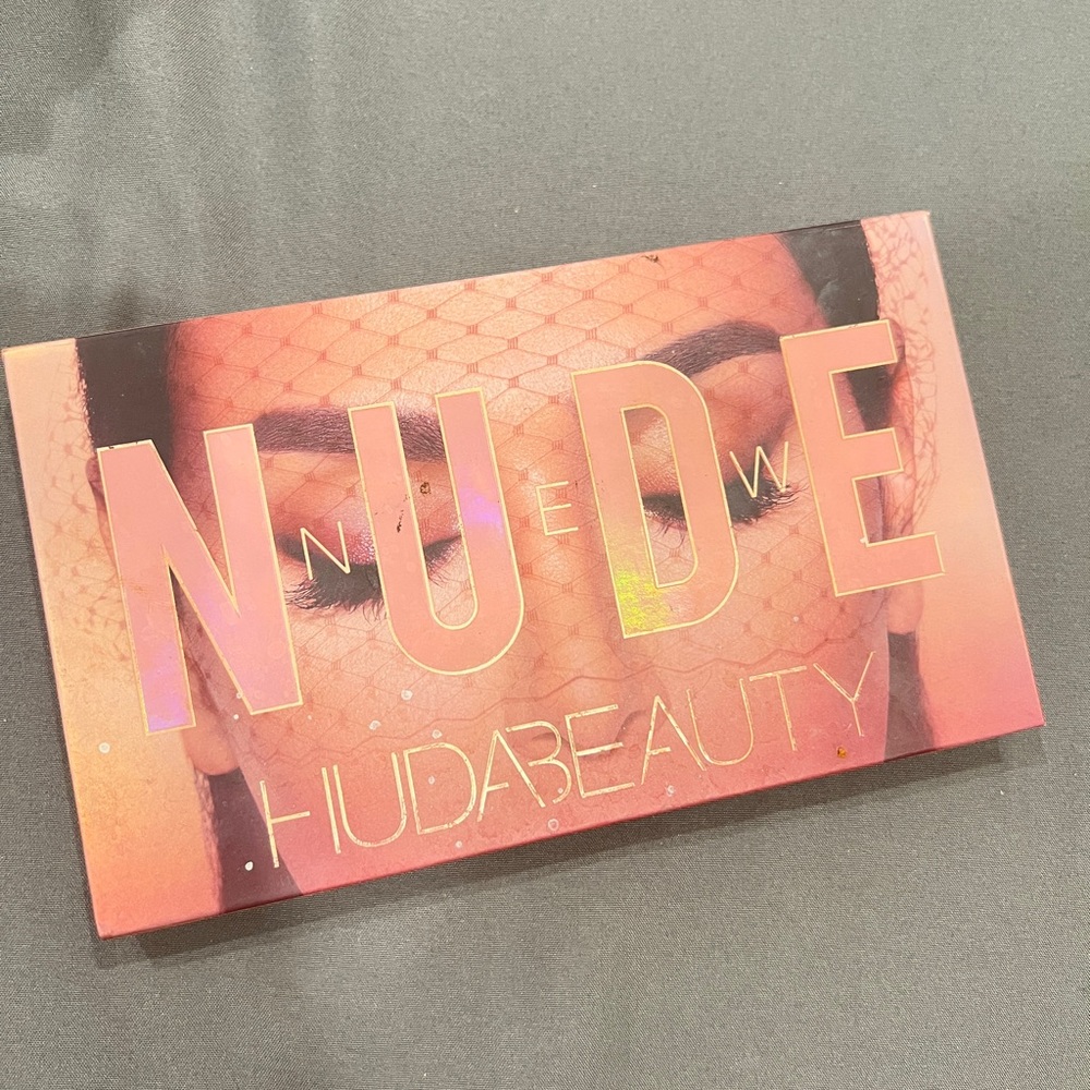 Huda beauty Nude eyeshadow palette